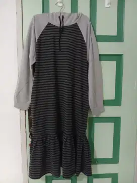DIJUAL DRESS WANITA , BELAKANG ADA HOODY / PENUTUP KEPALA , PAKAI 2X .
