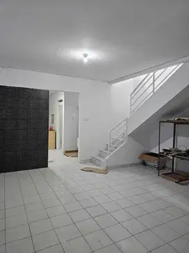Dijual rumah 2 lt di Taman royal. Cipondoh. Tangerang