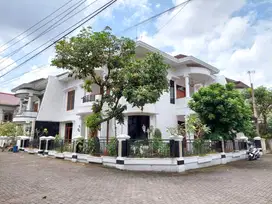 Rumah Hook Mewah di Nandan Griya Idaman Monjali