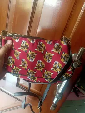 Tas merah dompet