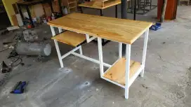 Meja kerja . Meja komputer