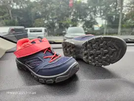 Preloved Sepatu Quechua anak perempuan