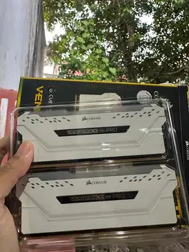 RAM CORSAIR VENGEANCE RGB PRO DDR4 16GB (2x8GB) - CMW16GX4M2C3200C16W