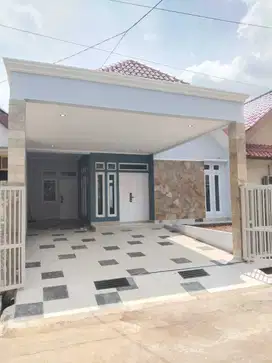 Rumah Minimalis 80/200 di Bekasi, Halaman Luas dan Carport 3 Mobil!