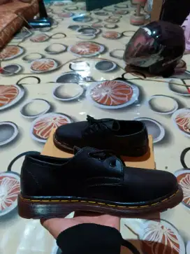 Sepatu bekas jenis docmart