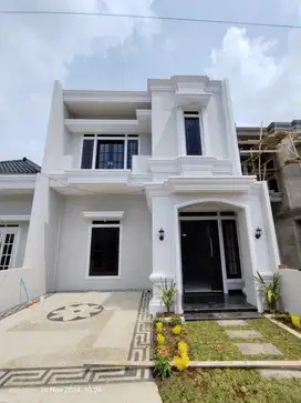 DI JUAL RUMAH MEWAH 2 LANTAI DI PUSAT KOTA