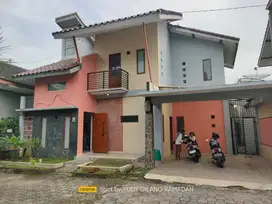 Disewakan rumah 2 lantai dalam cluster di utara ugm