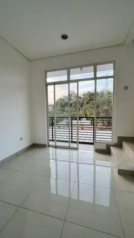 Disewa Termurah! Rumah Katamaran PIK 4x12 3 Lantai Siap Huni