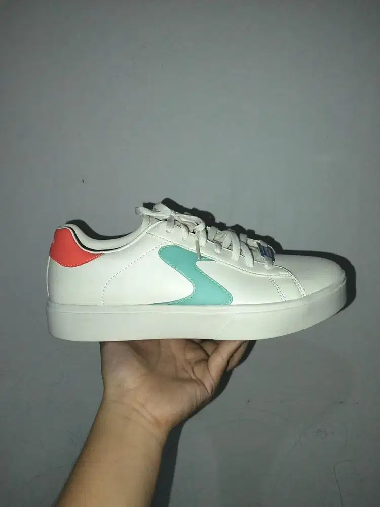 Sepatu wanita, merek Skechers Court Classics