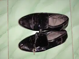 Sepatu hitam ukuran 43