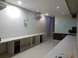 Dijual Ruko Eksklusif Lokasi Strategis 4-1/2 Lt Furnished Pusat Niaga