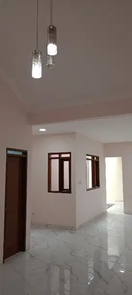 Rumah Strategis 1,5 Lantai sudah renovasi, Taman Holis Indah.