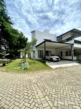 Casa Jardin posisi hoek full renov semi furnish siap huni