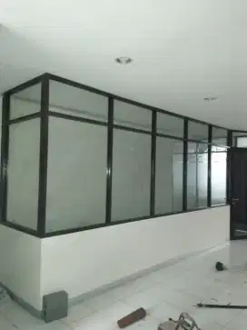 Kusen aluminium dan partisi kaca