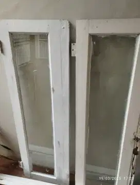 Jendela kamper bekas copotan