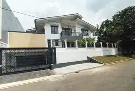 DIJUAL RUMAH BESAR HOEK, PONDOK INDAH LOKASI PREMIUM LUAS TANAH 768 M