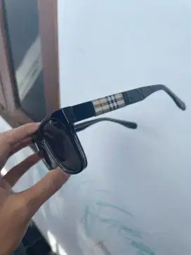 Kacamata hitam burberry polarized