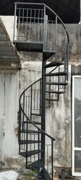 Dijual tangga putar baru dipasang