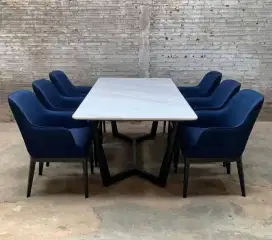 Meja makan marmer