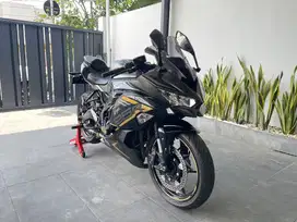 Kawasaki zx25r warna abu, tahun 2022, mulus, km rendah, pajak baru