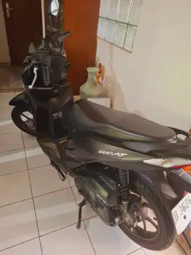 Beat Deluxe Hitam 2022