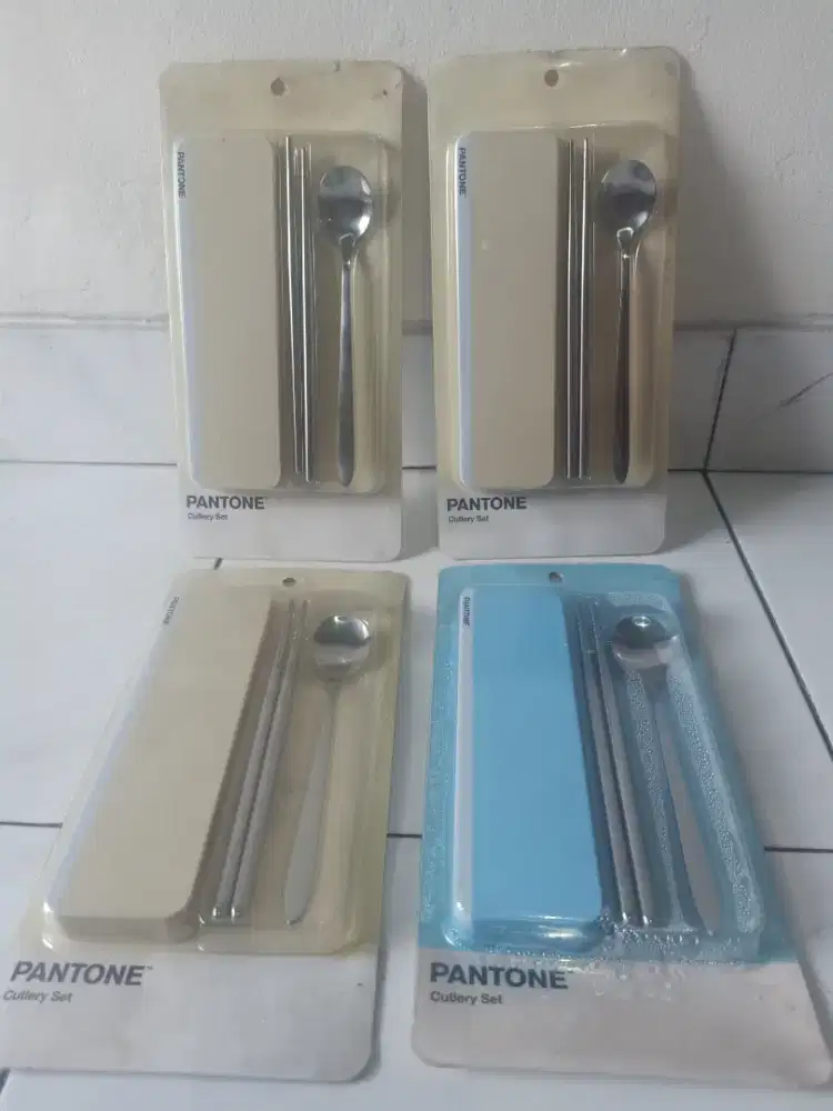 Alat makan miniso Pantone Cutlery set