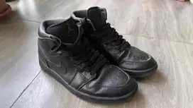 Nike air jordan 1 mid triple black