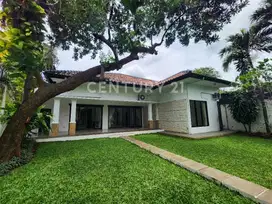 Rumah Asri Dan Homey Di Kemang, Jakarta Selatan