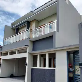 Rumah mewah modern 2 Lantai dekat RS Oen Solo Baru