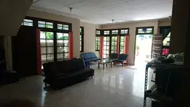 Rumah Pulomas posisi dekat taman dan asri