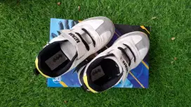 Dijual sepaket preloved sepatu dan sepatu sendal anak. Ori DC Yongkidz