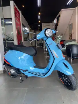 Vespa Primavera biru 2023