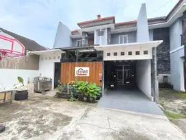 Rumah Mewah 2 lt Nyaman Plus Mezanin di Cluster Jalan Raya Colomadu