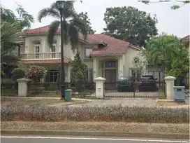 Rumah di Boulevard Palem Raya Karawaci, Hanya 5 Menit ke Tol Karawaci