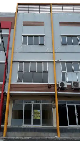 berada di kawasan pusat kota bekasi dan jalur utama propinsi