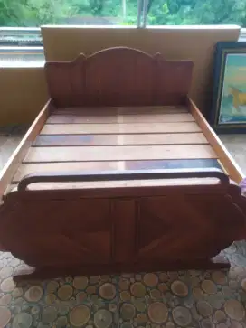 Tempat tidur kayu jati