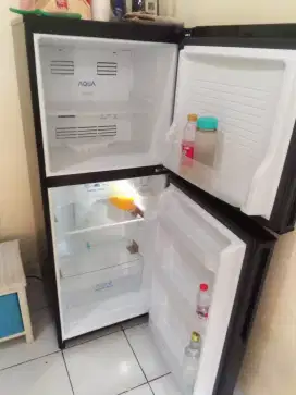 Kulkas 2 pintu merk Aqua baru 1 Minggu duss nota msh ada nominus mulus