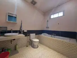 Rumah jual 2 lantai dengan 3 kamar tidur Dekat Seminyak