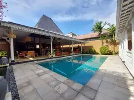 Leasehold 3 bedrooms joglo Style Villa located at beachside sanur