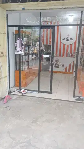 Pintu sekat sliding kaca