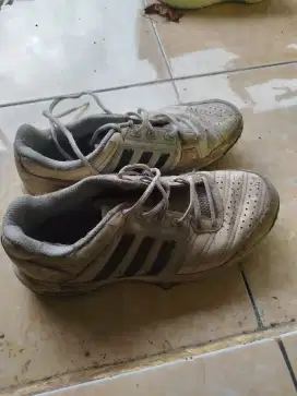 Sepatu olahraga Adidas size 44