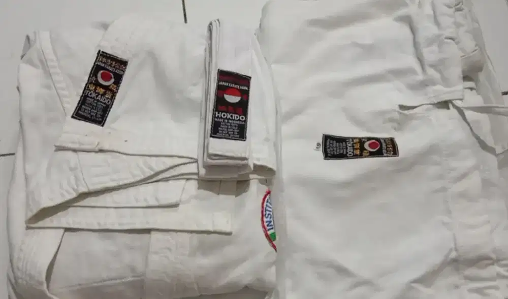 Baju karate satu stel, baju, celana dan sabuk