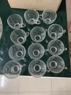 Tempat es buah besar dan gelasnya