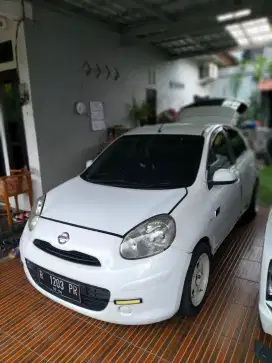 Dijual Nissan march matic 2011 plat lokal purwokerto, warna putih