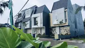 RUMAH MEWAH DEKAT SMA FAVORIT DAN BALAI KOTA