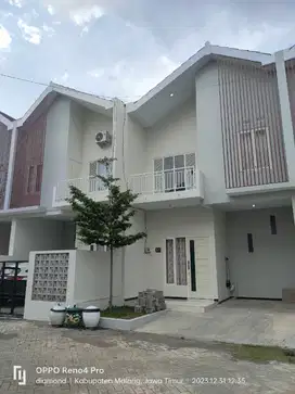 RUMAH MEWAH 2 LANTAI DEKAT KAMPUS UMM