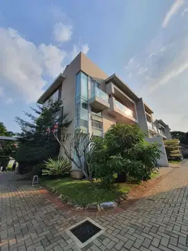 Dijual rumah mewah plus kolem renang semi  furnis di pasar minggu