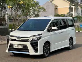 Terawat!! Toyota Voxy 2.0 AT 2018