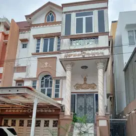 Dijual Villa Komplek Piazza Residence