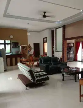 RUMAH DEKAT STADION MANAHAN SUMBER